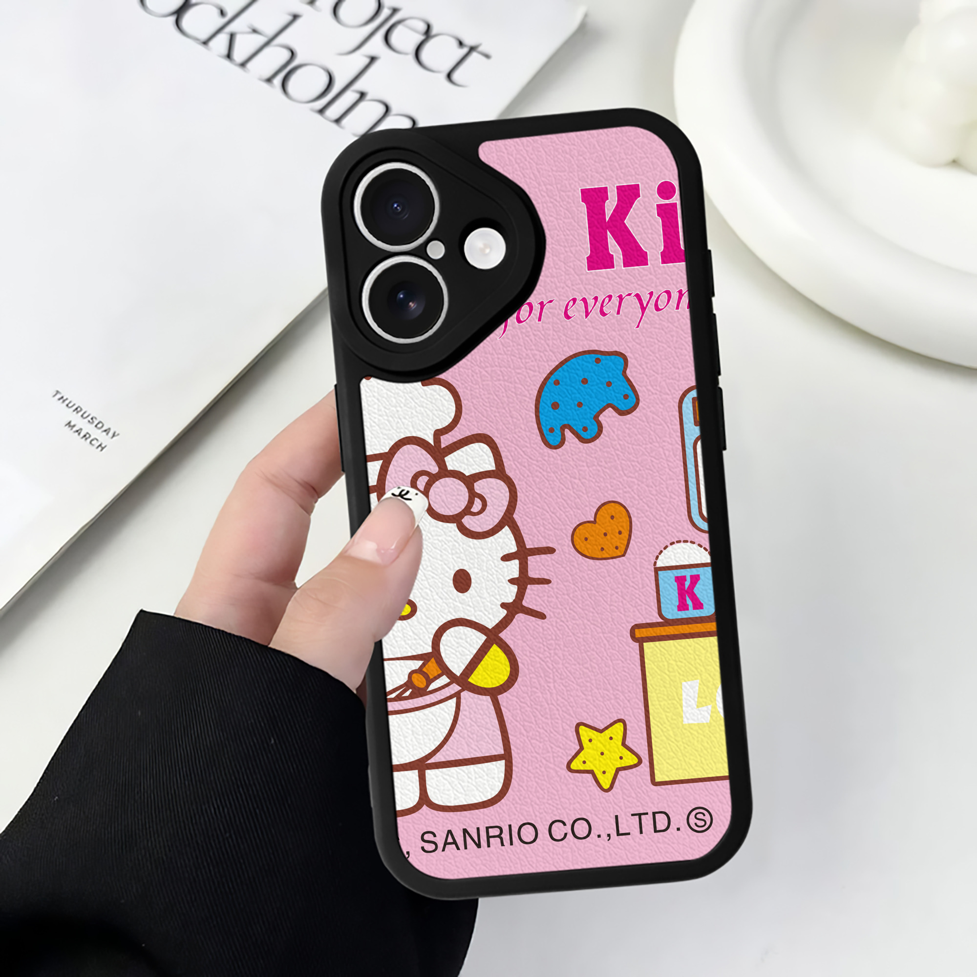 （画像用） Hello Kitty ハローキティ 【iPhone 16シリーズ対応】シリコンスマホケース（レザー調） 材質：シリコン